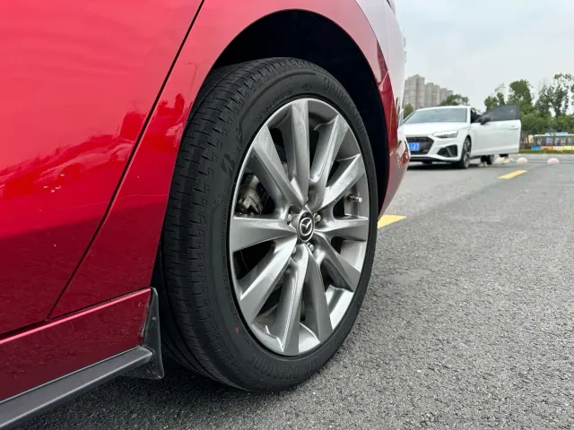 Mazda Axela — Фото автомобиля 9