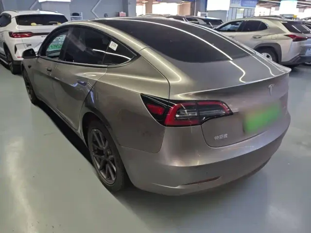 Tesla Model 3 — Фото автомобиля 4