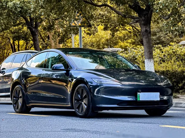 Tesla Model 3 — Фото автомобиля 5