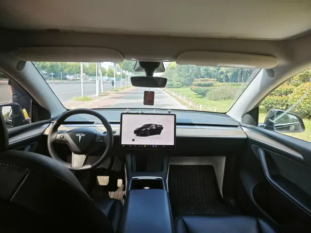 Tesla Model Y — Фото автомобиля 6