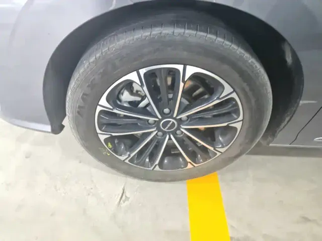 Roewe iMAX8 — Фото автомобиля 22