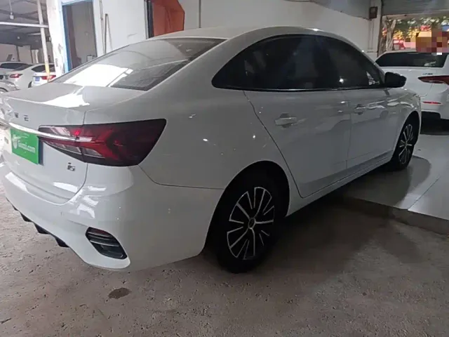 Roewe i5 — Фото автомобиля 6