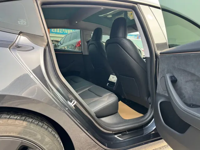 Tesla Model 3 — Фото автомобиля 30