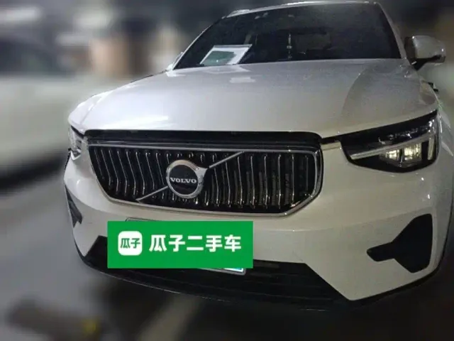 Volvo XC40 — Фото автомобиля 2