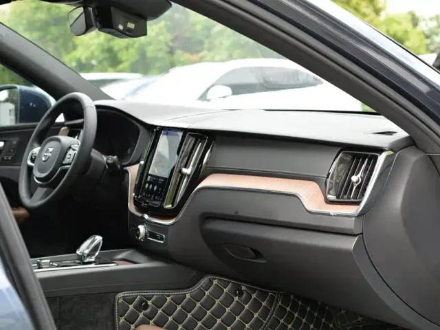 Volvo XC60 — Фото автомобиля 13