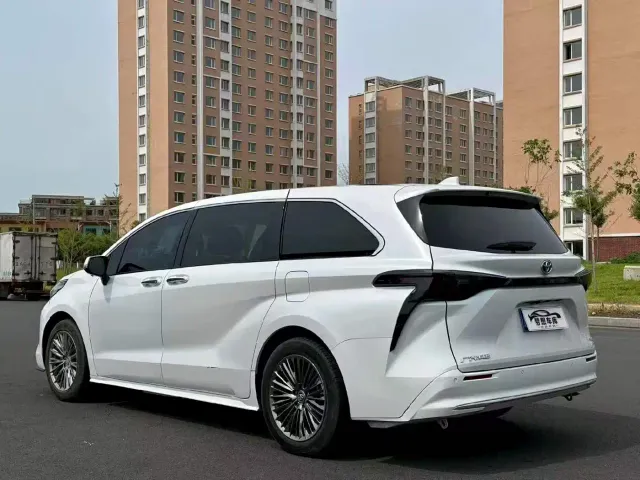 Toyota Sienna — Фото автомобиля 7
