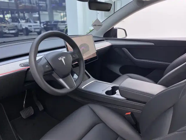 Tesla Model Y — Фото автомобиля 24