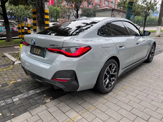 BMW i4 — Фото автомобиля 5