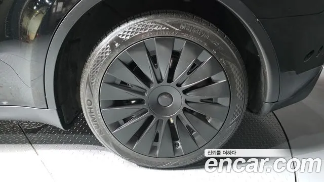 Tesla Model Y — Фото автомобиля 6