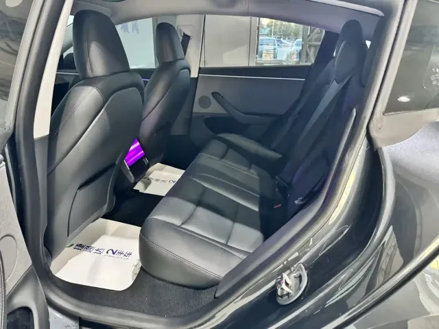 Tesla Model 3 — Фото автомобиля 12