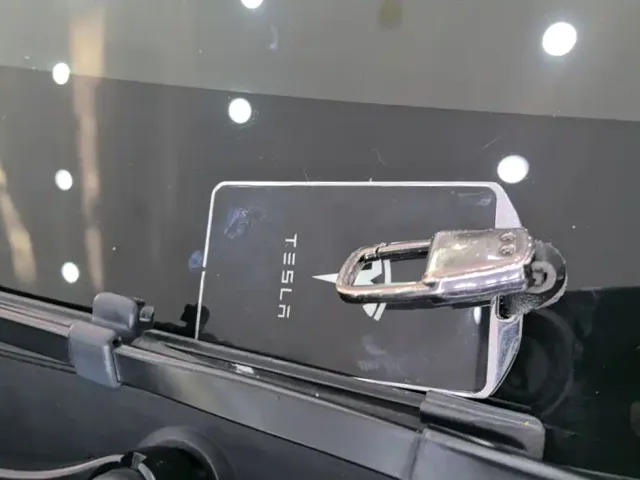 Tesla Model Y — Фото автомобиля 8