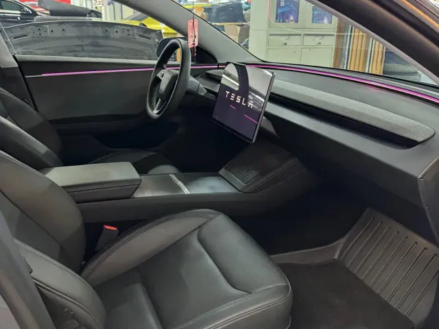 Tesla Model 3 — Фото автомобиля 12