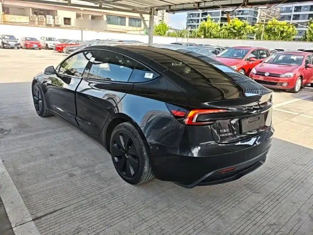 Tesla Model 3 — Фото автомобиля 4