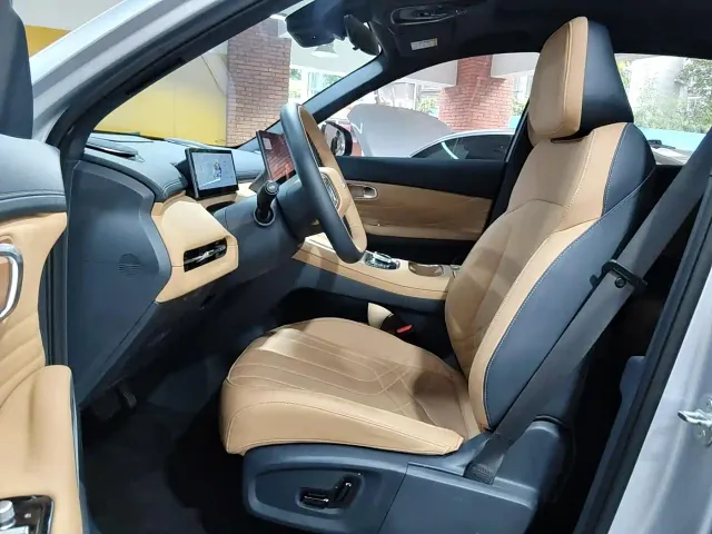 Geely Galaxy Starship 7 EM-i — Фото автомобиля 9