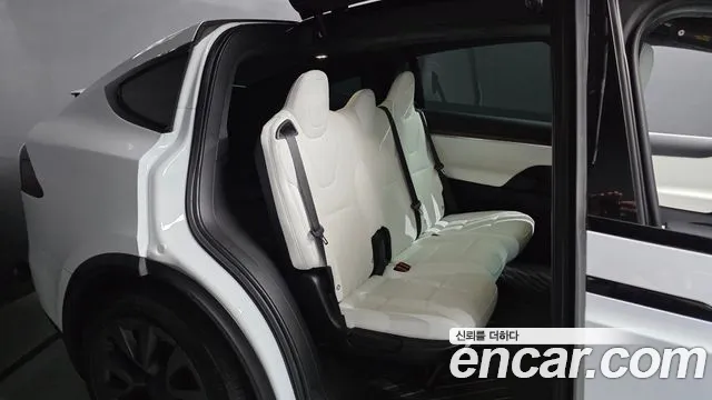 Tesla Model X — Фото автомобиля 11