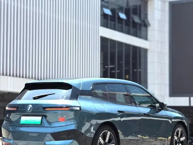 BMW iX — Фото автомобиля 9