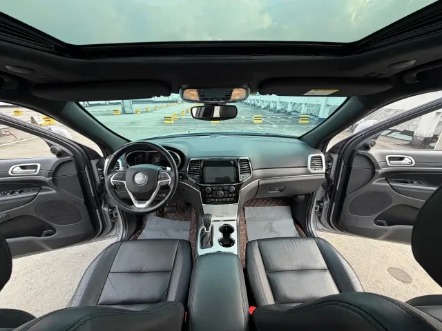 Jeep Grand Cherokee — Фото автомобиля 10