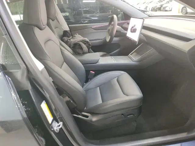 Tesla Model Y — Фото автомобиля 24