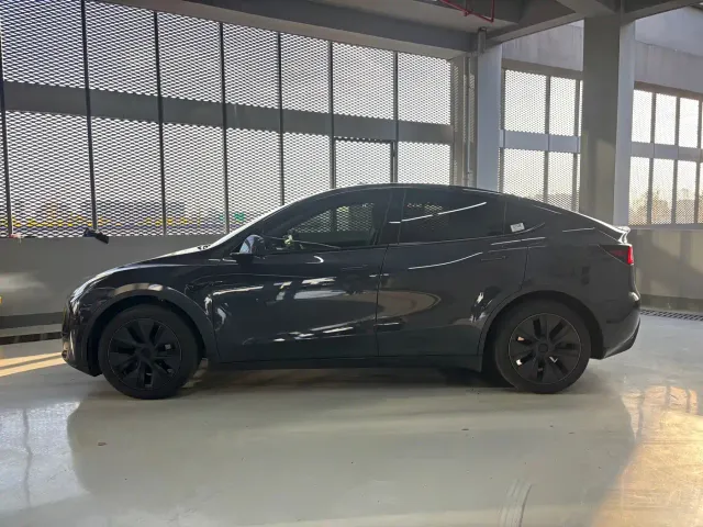 Tesla Model Y — Фото автомобиля 12