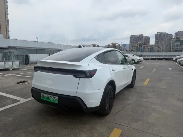 Tesla Model Y — Фото автомобиля 8