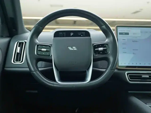 Li Auto L8 — Фото автомобиля 17