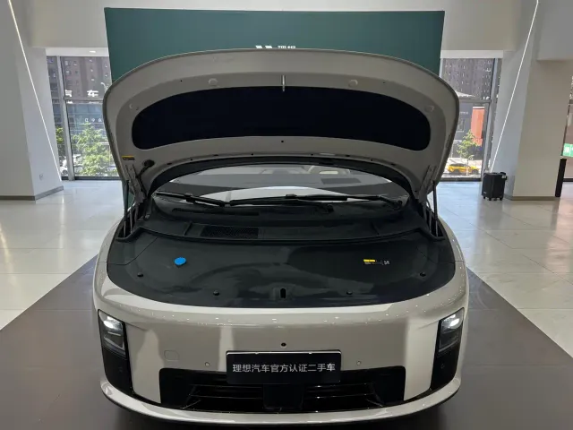 Li Auto i8 — Фото автомобиля 13