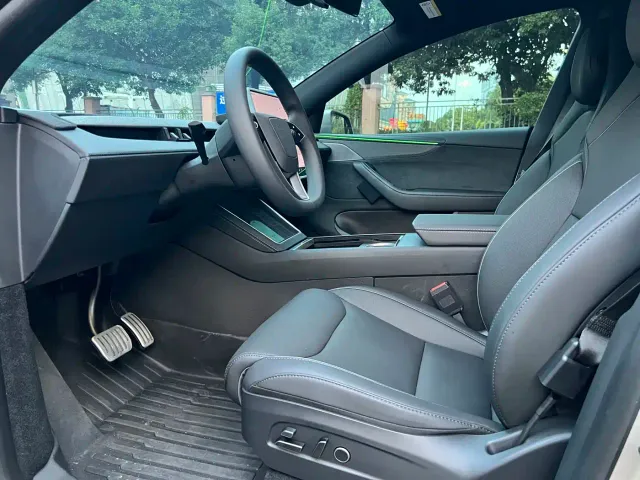 Tesla Model Y L — Фото автомобиля 9