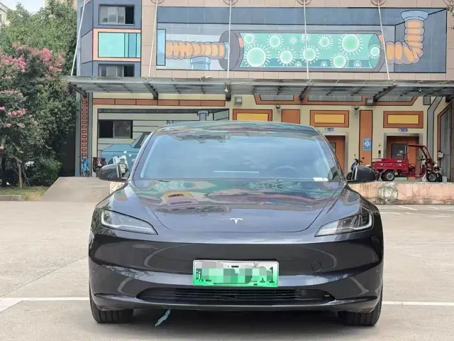 Tesla Model 3 — Фото автомобиля 2