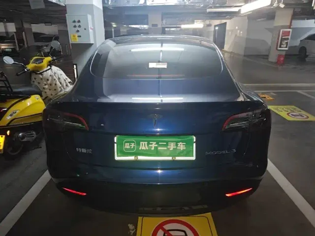 Tesla Model 3 — Фото автомобиля 5
