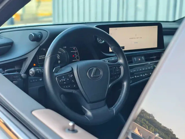 Lexus ES — Фото автомобиля 13