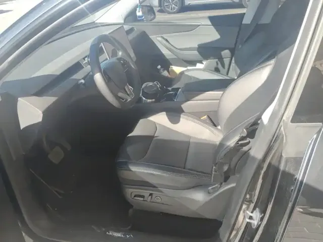 Tesla Model Y — Фото автомобиля 9