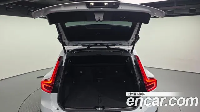 Volvo XC40 — Фото автомобиля 20