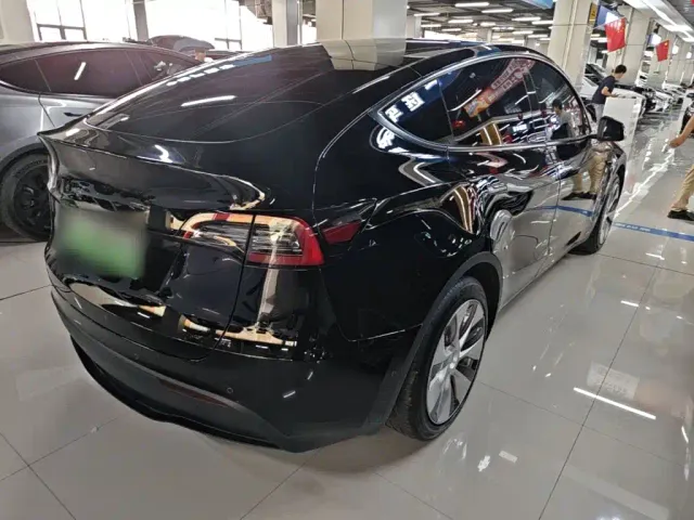 Tesla Model Y — Фото автомобиля 6