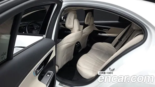 Mercedes-Benz E-Class — Фото автомобиля 12