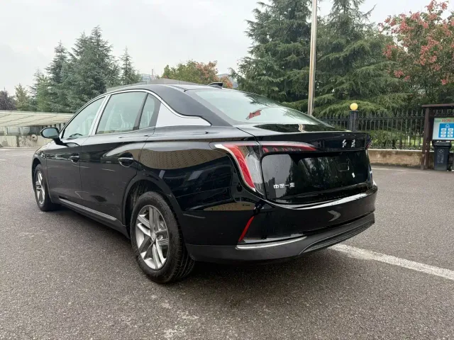 Hongqi E-QM5 — Фото автомобиля 7