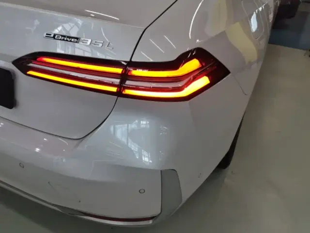 BMW i5 — Фото автомобиля 7