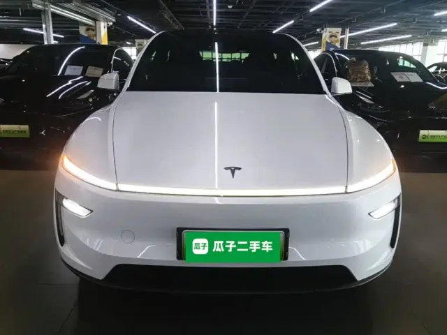 Tesla Model Y L — Фото автомобиля 2
