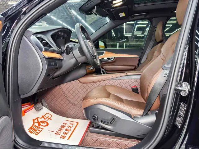 Volvo XC90 — Фото автомобиля 6