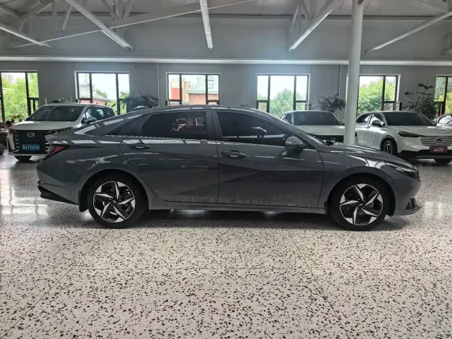 Hyundai Elantra 2022 1.5L CVT LUX Premium Edition — Фото автомобиля 8