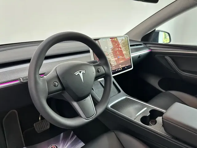 Tesla Model Y — Фото автомобиля 15
