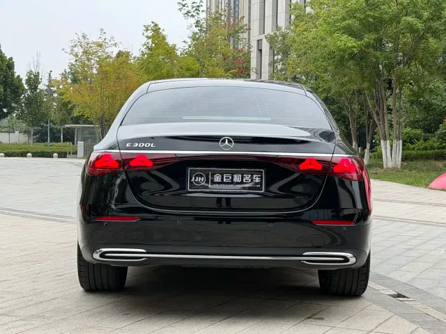 Mercedes-Benz E-Class — Фото автомобиля 20