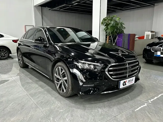Mercedes-Benz E-Class — Фото автомобиля 3