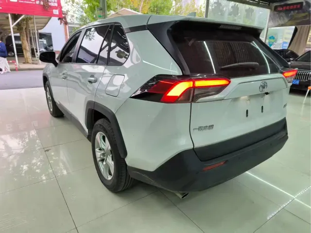 Toyota RAV4 — Фото автомобиля 4
