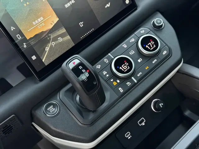 Land Rover Defender — Фото автомобиля 9