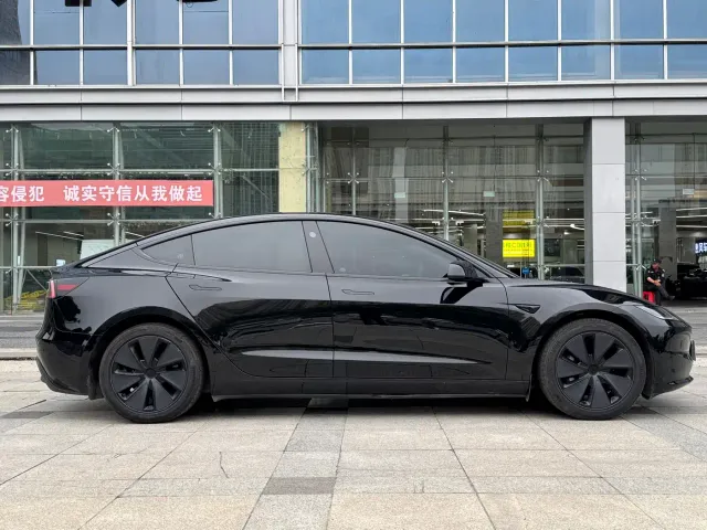 Tesla Model 3 — Фото автомобиля 5