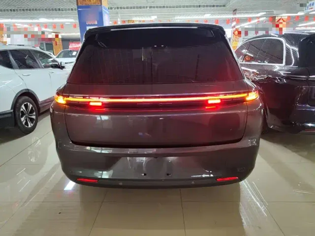 Li Auto L8 — Фото автомобиля 5