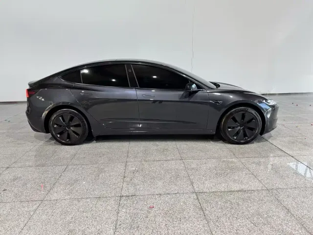 Tesla Model 3 — Фото автомобиля 3