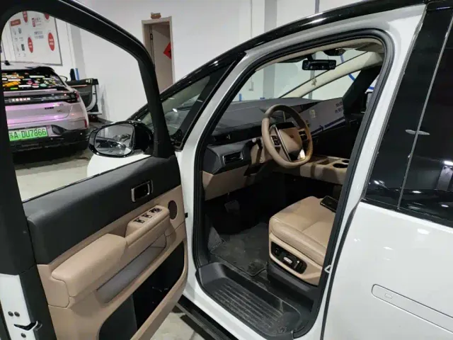 Li Auto MEGA — Фото автомобиля 6