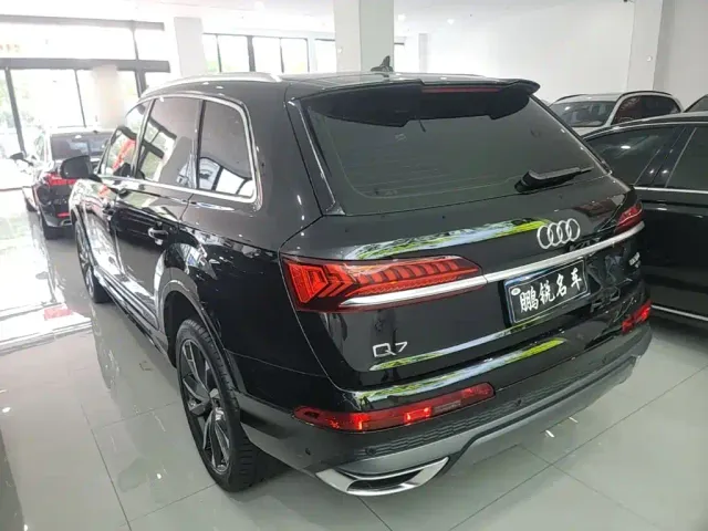 Audi Q7 — Фото автомобиля 4