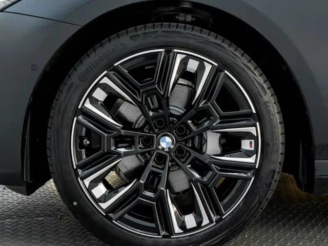 BMW BMW 5 Series 2026 BMW 530Li Year of the Horse Edition — Фото автомобиля 10